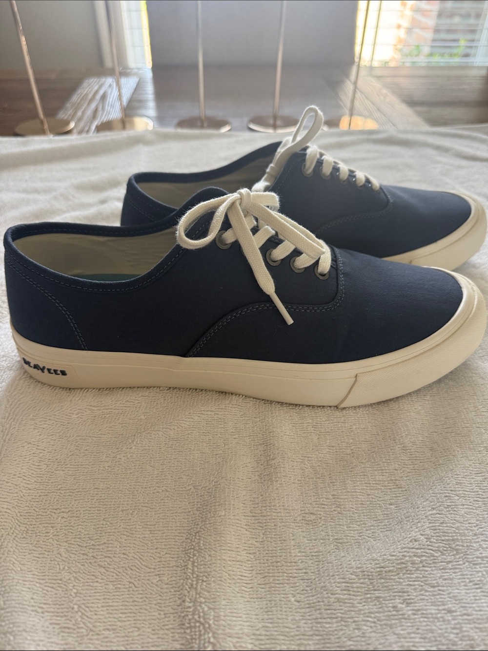 Men's Navy Canvas Low-Top seavees Sneakers with White Laces - Picture 2 of 6